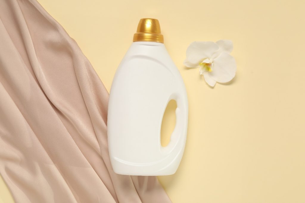 Une bouteille de lessive placée près d'un tissu