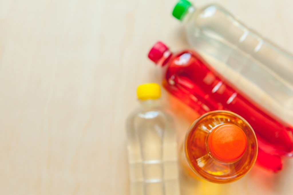 Des bouteilles plastiques sur la table