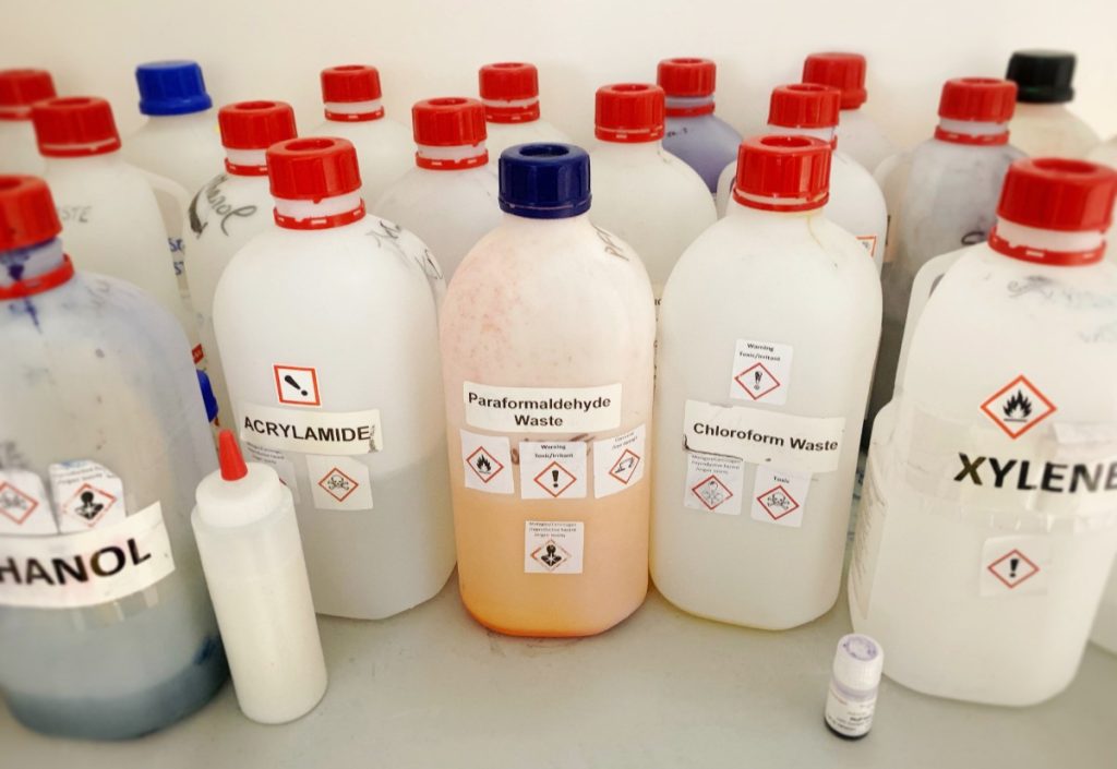Des bouteilles de produits chimiques étiquetées