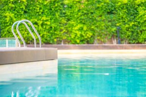 Le bicarbonate de soude peut-il vraiment traiter une piscine à l&rsquo;eau verte ?