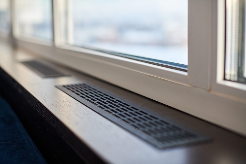 Une fenêtre moderne avec des grilles de ventilation