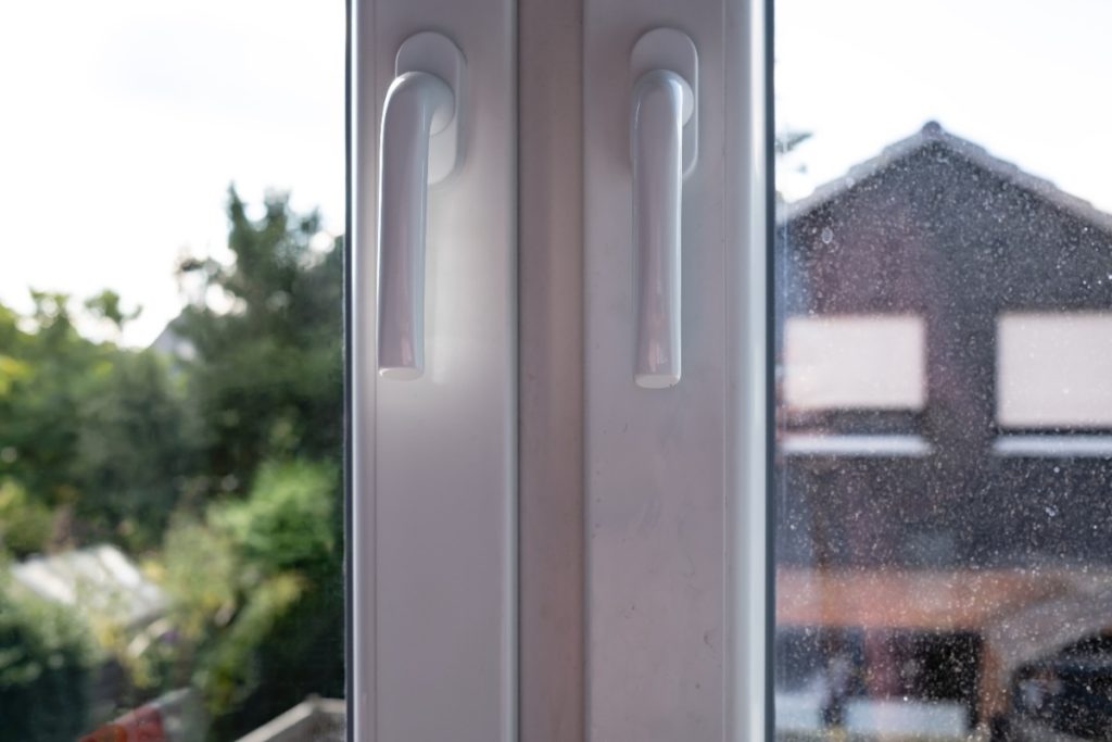 Une fenêtre en PVC fermée