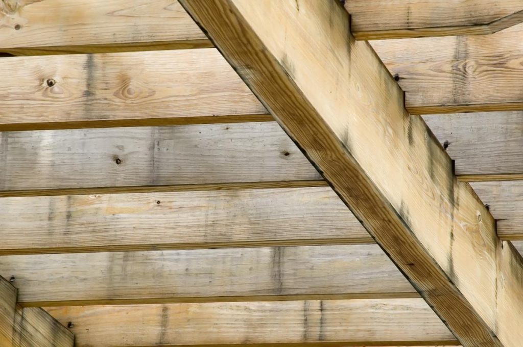 Fond de planches avec des poutres en bois