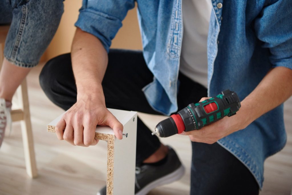 Un homme utilisant une perceuse