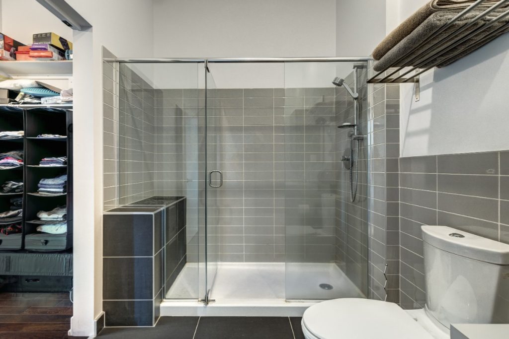 Intérieur de salle de bain moderne