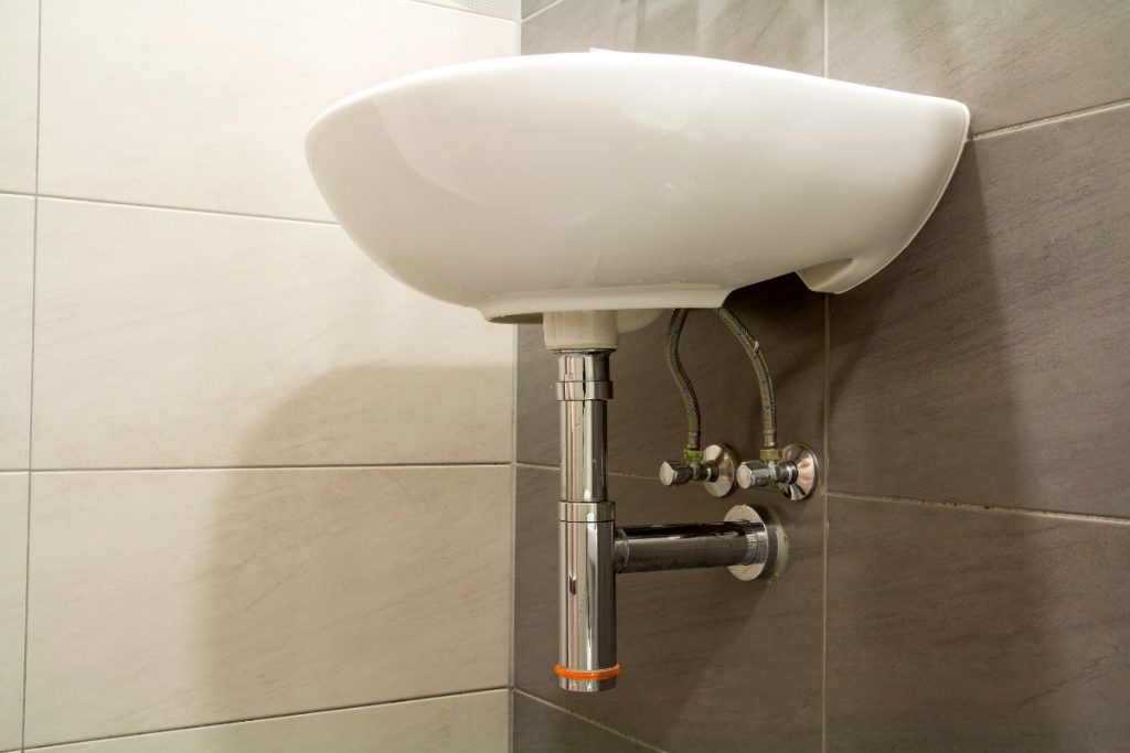 Un lavabo moderne dans une salle de bain