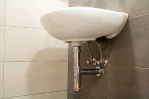 Une fissure sur votre lavabo peut-elle être réparée durablement sans tout changer ?