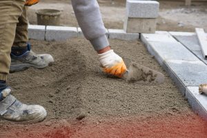 Quels sont les véritables avantages de poser des dalles sur un lit de sable ?