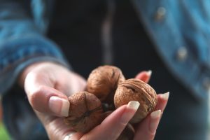 Quelles astuces permettent de retirer les taches de brou de noix sur la peau ?