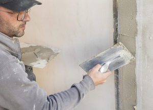 Chaux ou plâtre : quand utiliser l&rsquo;un plutôt que l&rsquo;autre dans vos travaux ?