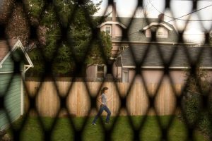 Votre voisin a vue directe sur votre propriété : quelles solutions légales s&rsquo;offrent à vous ?