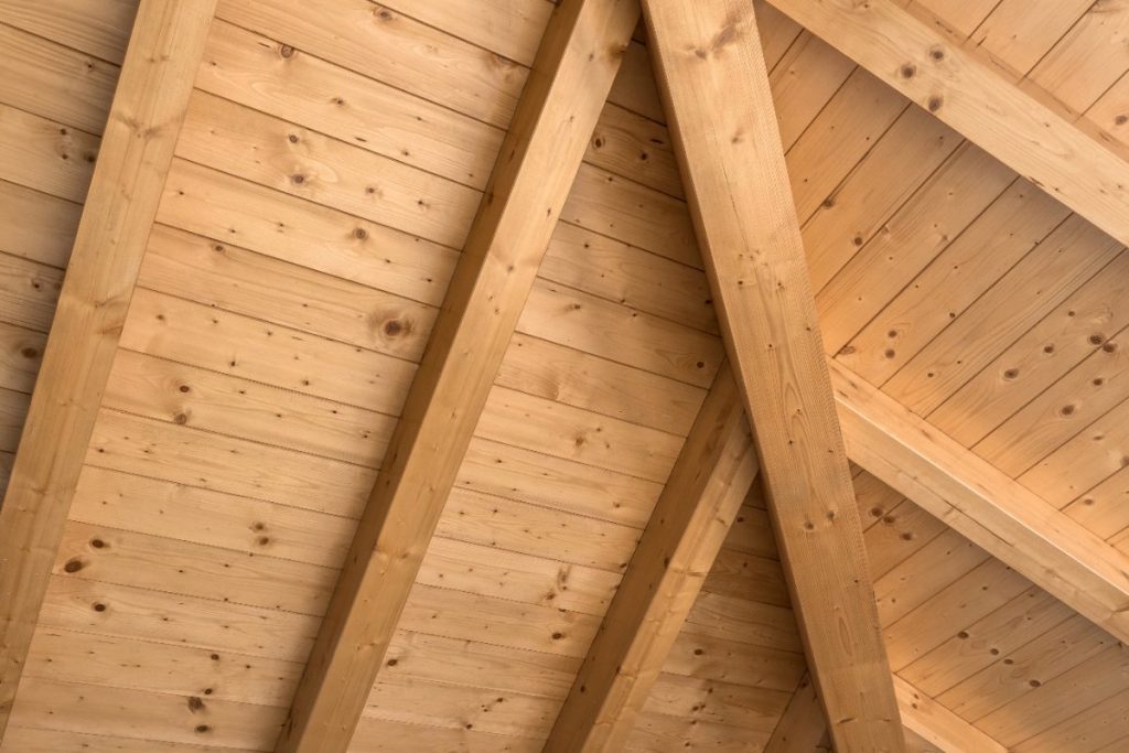 Plafond en bois avec des poutres apparentes