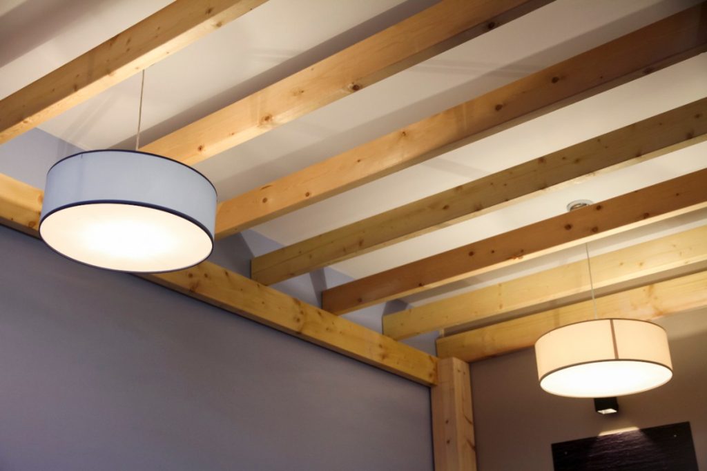 Plafond intérieur moderne avec des poutres en bois