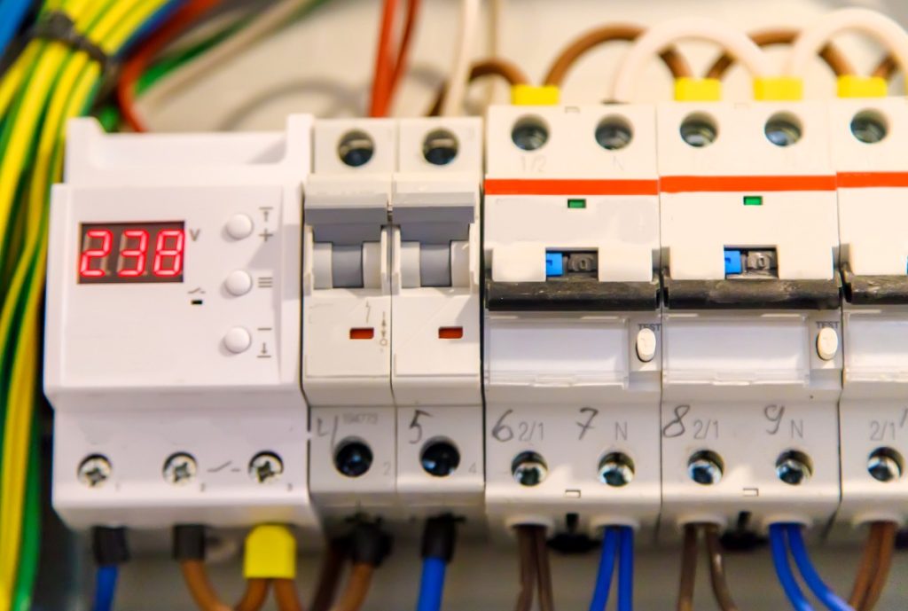 Un compteur électrique affichant la tension