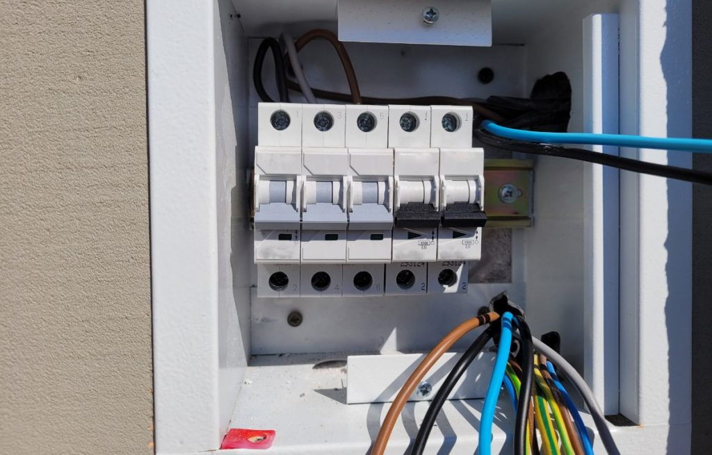 Disjoncteur avec des fils électriques dans un boîtier