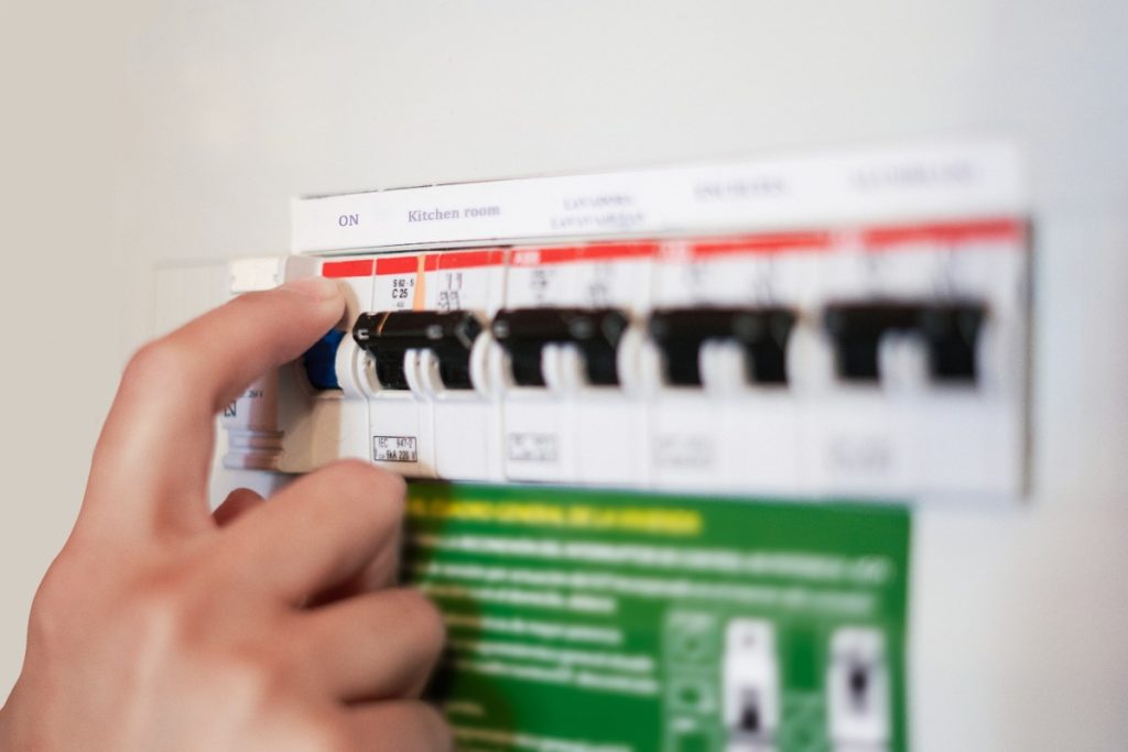 Main qui actionne le disjoncteur électrique