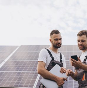 Deux hommes analysant ensembles la production du panneau solaire 400w par jour